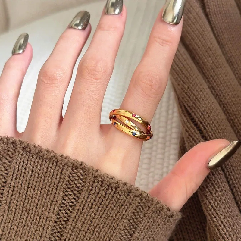 

Элегантное металлическое кольцо с тремя стразами для женщин: роскошный минималистичный дизайн, ощущение высокого класса