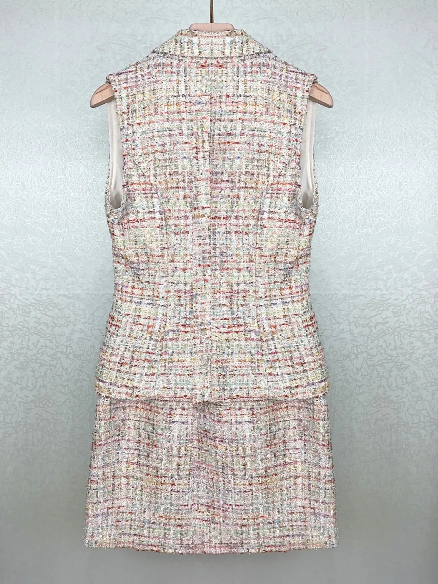 Vestido colorido de tweed para mulheres, 2 peças falsas, decoração de botões entalhados, mini robe, sem mangas, doce, outono, 2024