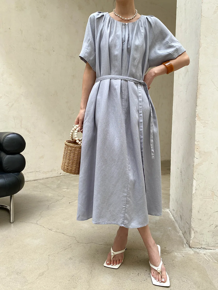 Sommerliches Damenkleid in unifarbenem Design mit plissierter Taille und Rundhalsausschnitt. – Detail 22