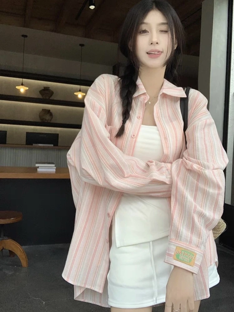 

Шикарная розовая полосатая рубашка женская в корейском стиле, свободная блузка на пуговицах с длинными рукавами, женская осенняя новая уличная одежда, повседневные рубашки 2025