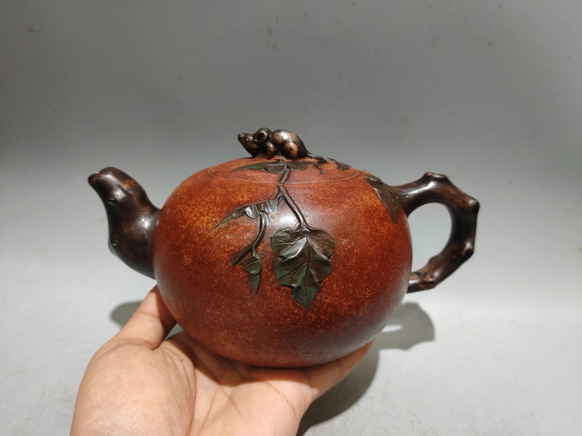 Yixing Purple Clay Teapot Fruit and Vine Texture Squirrel Cover Two tone teapot Kettle Teapot Flagon Amass wealth Ornaments
