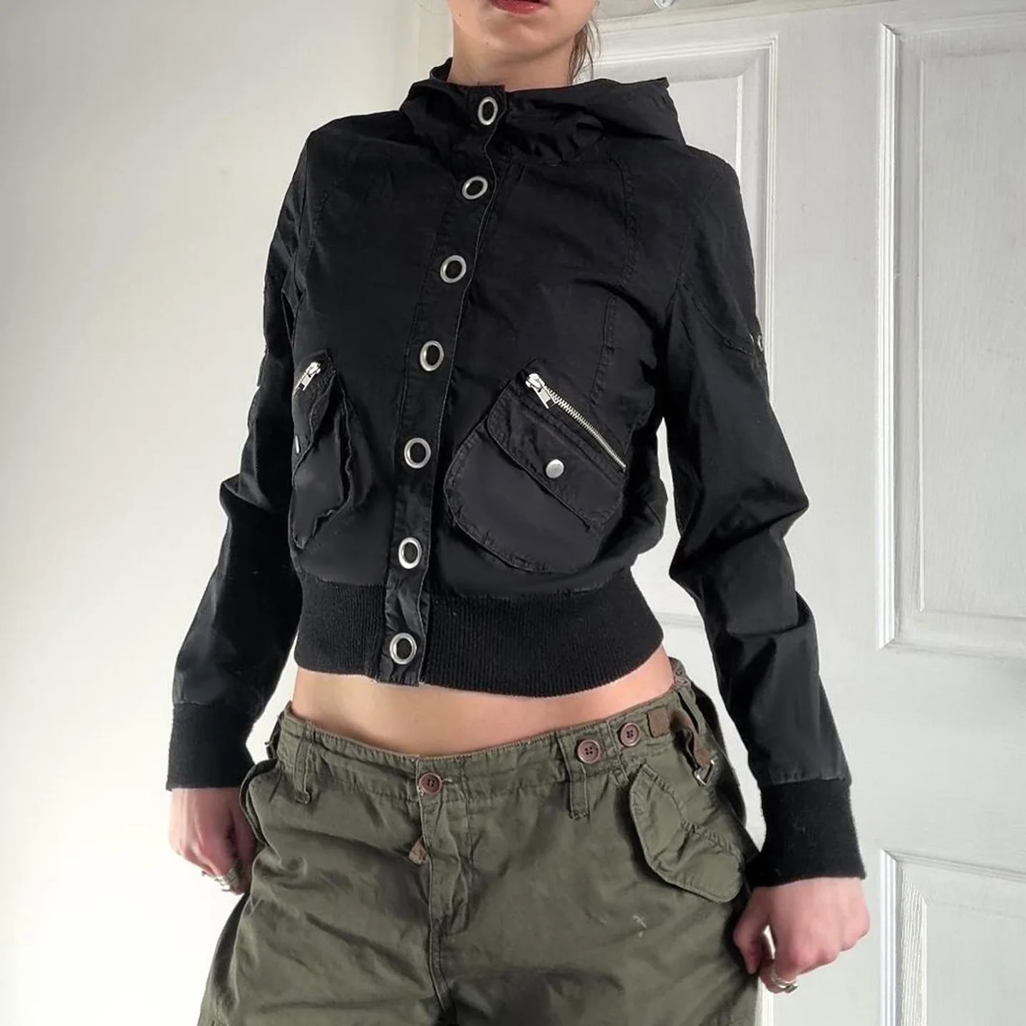 

Стильная приталенная куртка с капюшоном и воротником-стойкой для женщин, карман на молнии, американская популярная рабочая одежда для девочек, стильная простая черная верхняя одежда
