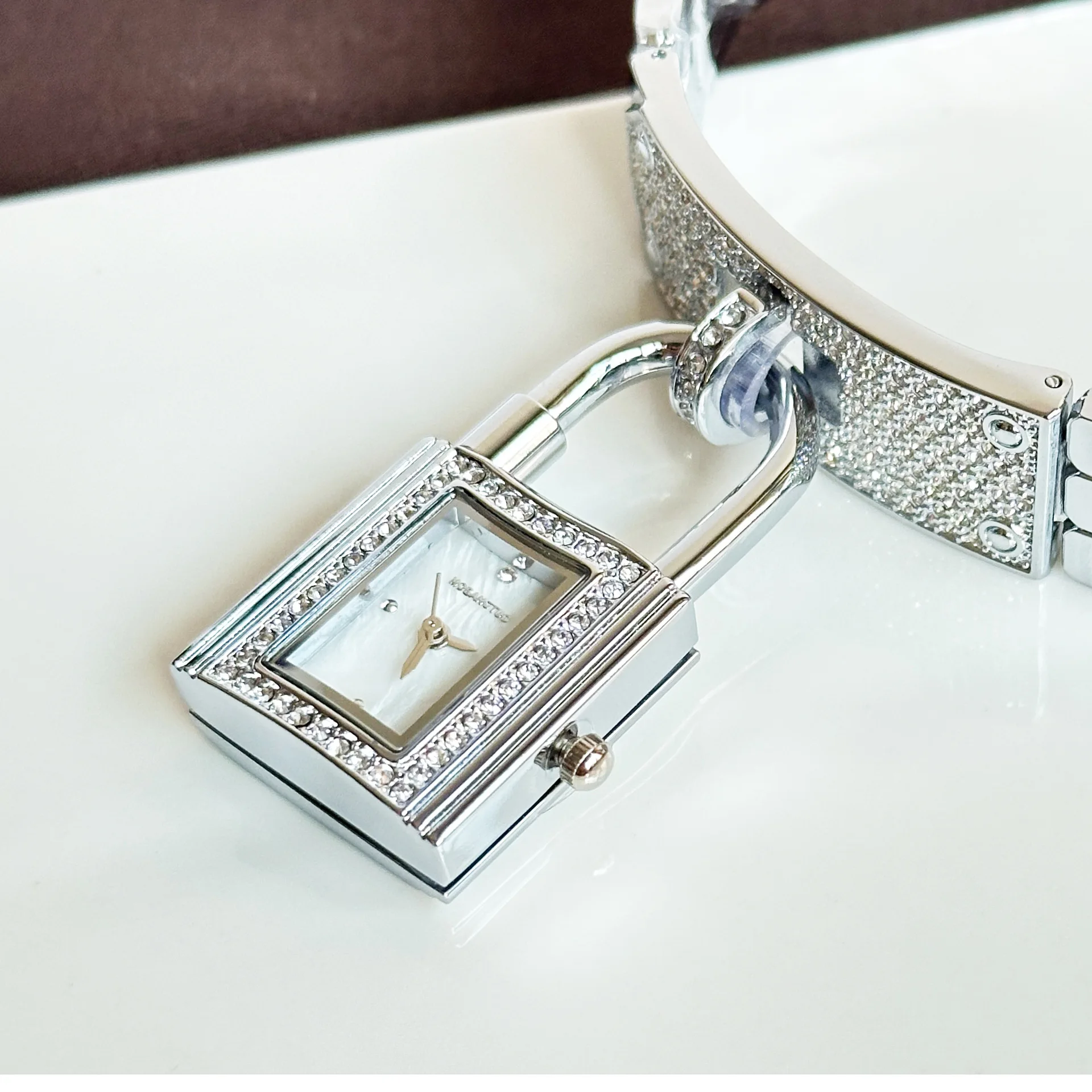 ساعة بسوار قفل للنساء، ساعة بسوار معدني على شكل قفل على الطراز الأوروبي والأمريكي، هدية نسائية