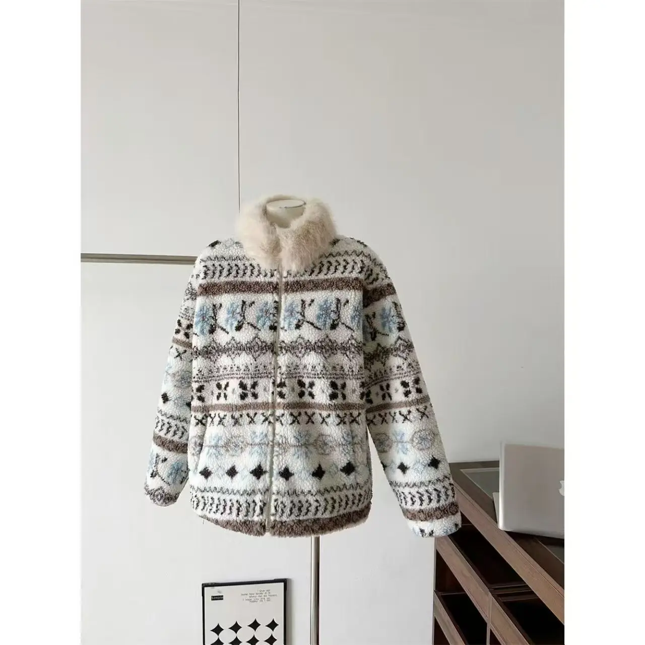 

Женские длинные кардиганы и свитера: летние, в богемном стиле, укороченные, с контрастными вставками, базовые, свободного кроя, бесшовные, вязаные, приятные к телу, с карманами, в минималистичном стиле.