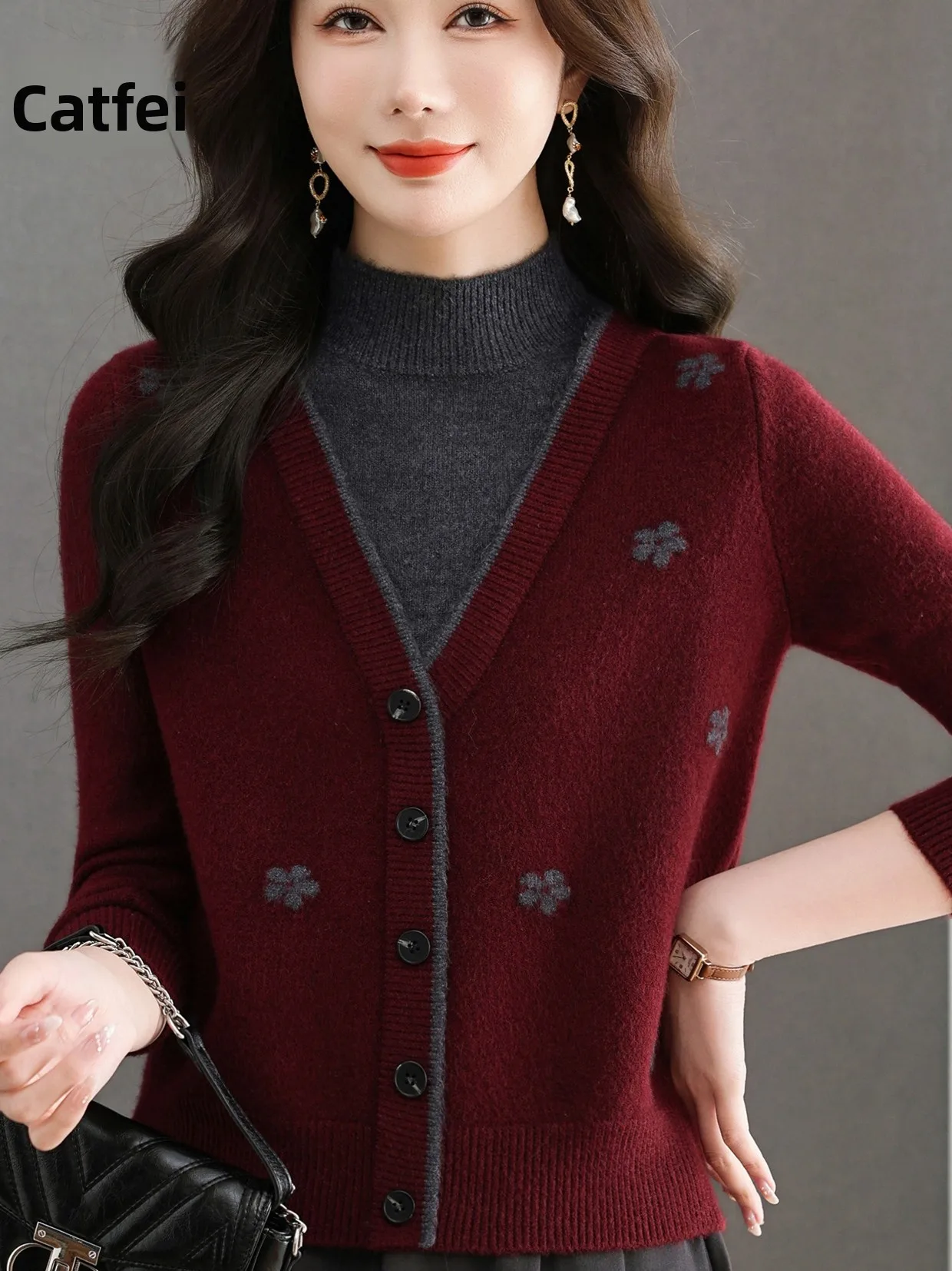 

Модный вязаный свитер с V-образным вырезом, пальто с вышивкой и высоким воротником, зимний новый женский теплый бот среднего возраста и ly...