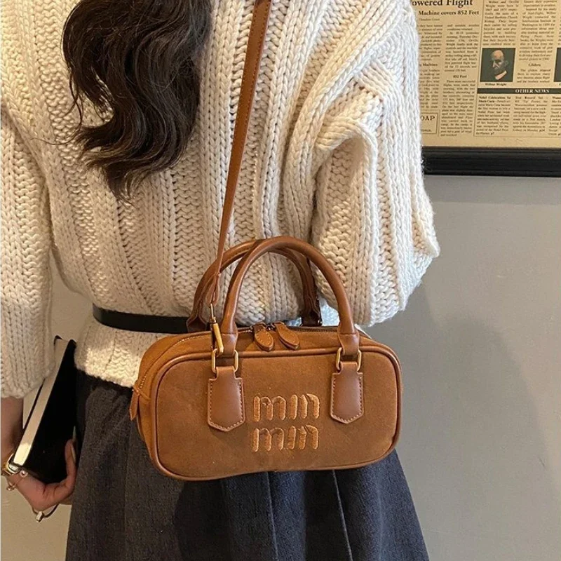 

​ ​ Квадратная изогнутая сумка 2025 года, женская сумка через плечо и через плечо с матовой отделкой, винтажная текстурированная сумка с верхней ручкой