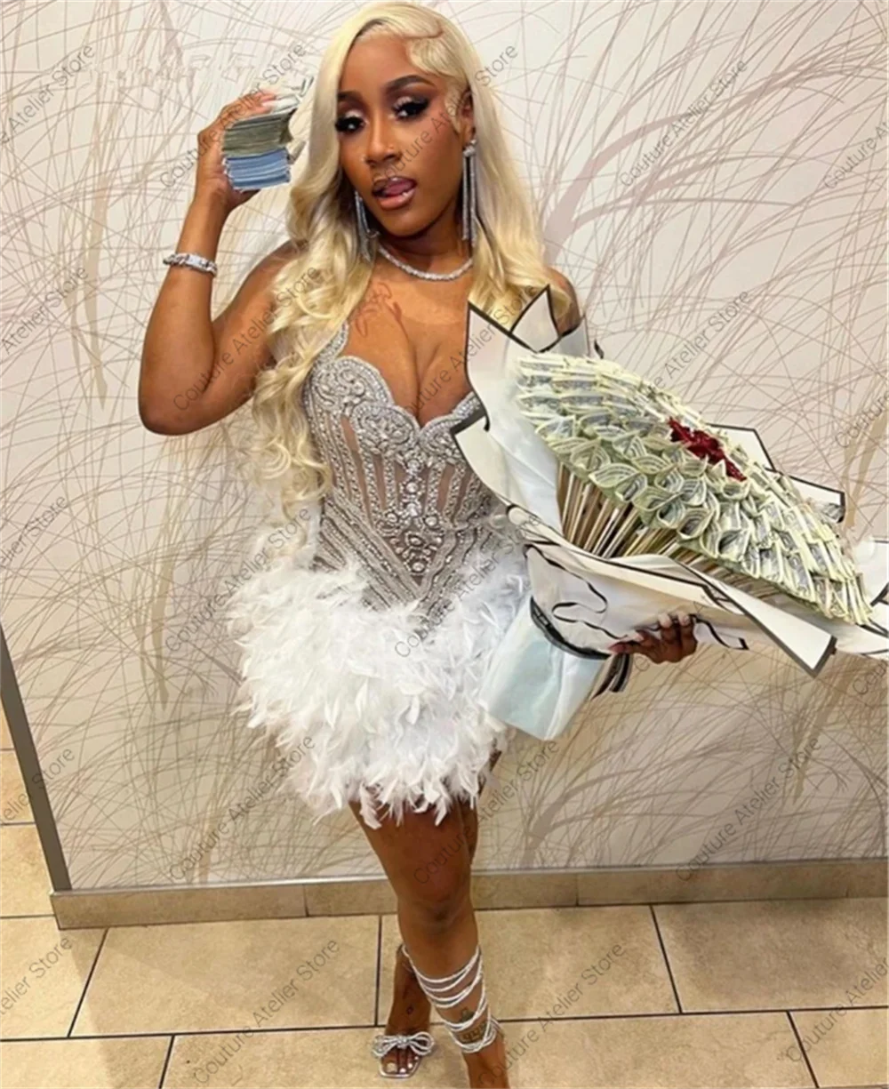 Popular White Feathers Mini Cocktail Prom Dresses 2025 Beaded Rhinestones Homecoming Dress Black Girls Party Gowns Customized