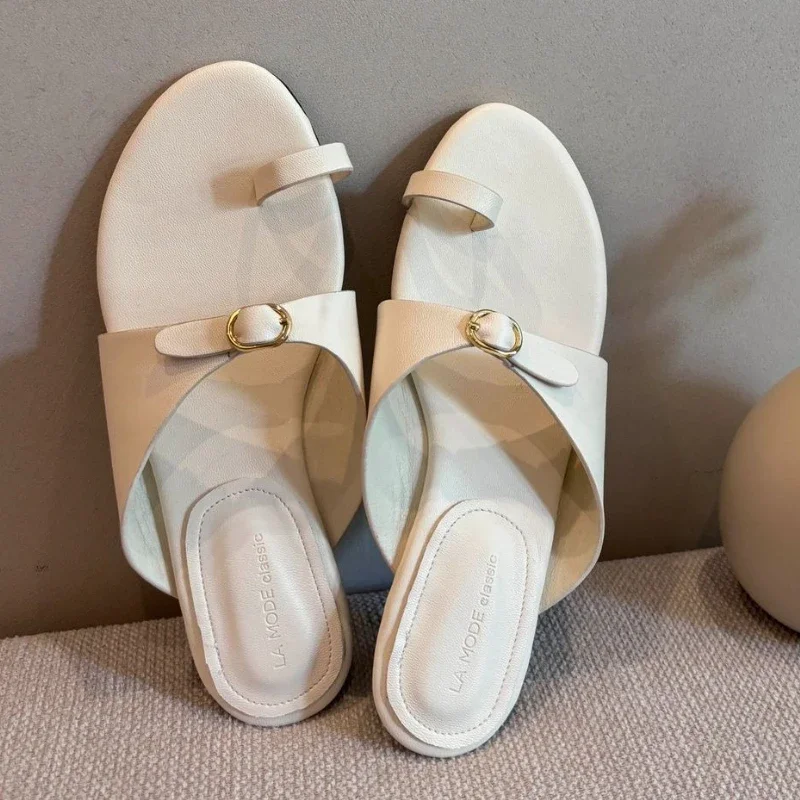 

Лето 2023, новые шлепанцы, женские шлепанцы с открытым носком, нескользящая удобная пряжка, модные брендовые сандалии, повседневные пляжные тапочки на плоской подошве, женские