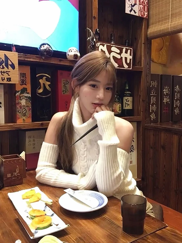 

Облегающий вязаный топ с высоким воротником и открытыми плечами в корейском стиле, базовый слой для женщин, осенне-зимняя мода, белое нижнее белье