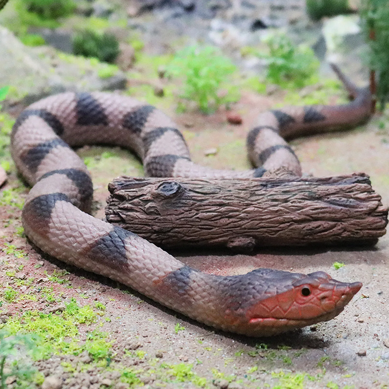 Realistico serpente giocattolo realistico serpente Prop modello serpente giocattolo Agkistrodon Acutus figura scherzi pratici per Halloween Prank puntelli