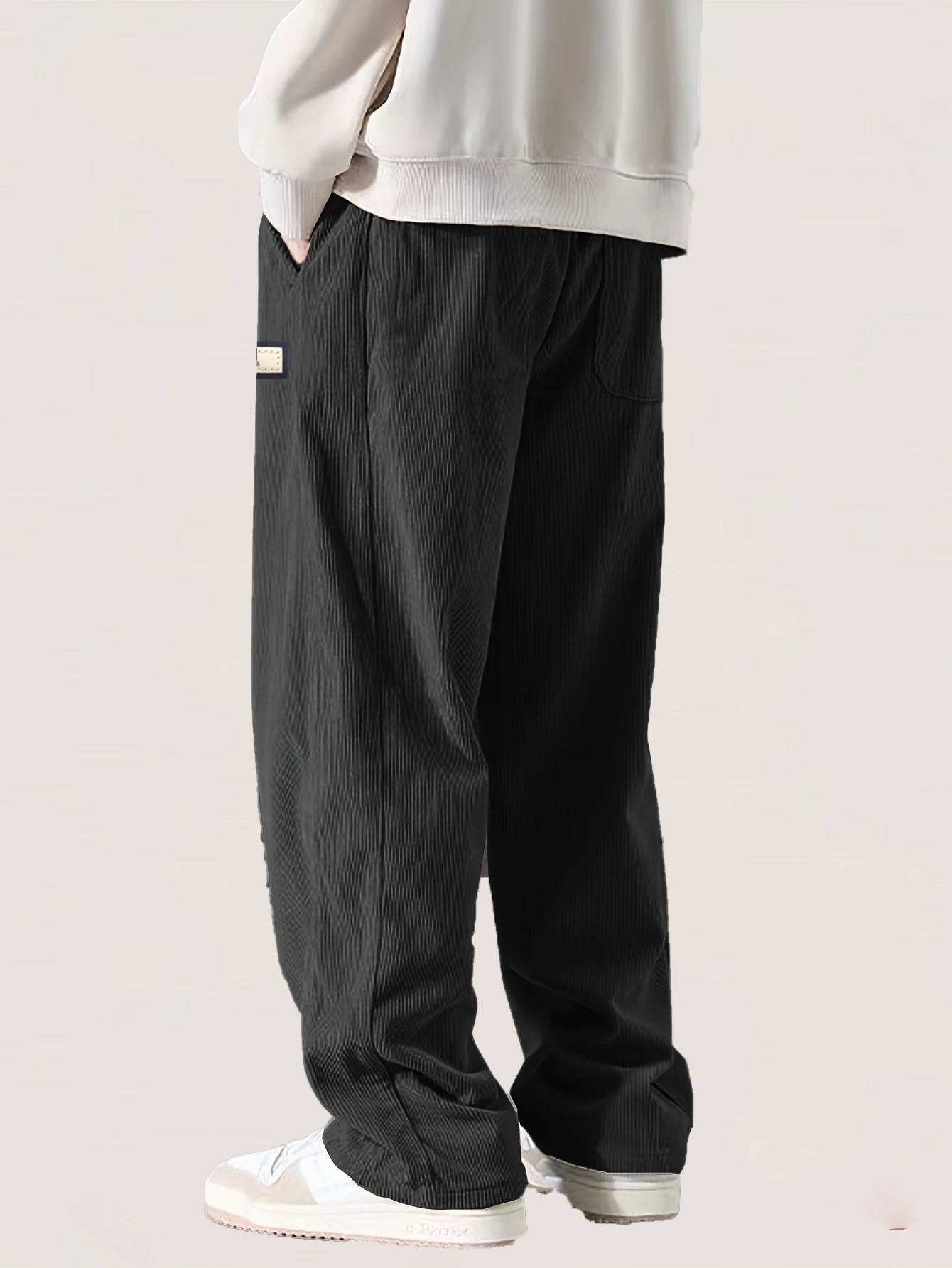 Herren-Cordhose mit weitem Bein, ideal für Herbst und Winter, mit elastischem Bund und Kordelzug sowie kleinem Aufnäher, locker fallende, gerade geschnittene Hose, bequeme Alltagshose für Herren. – Detail 2