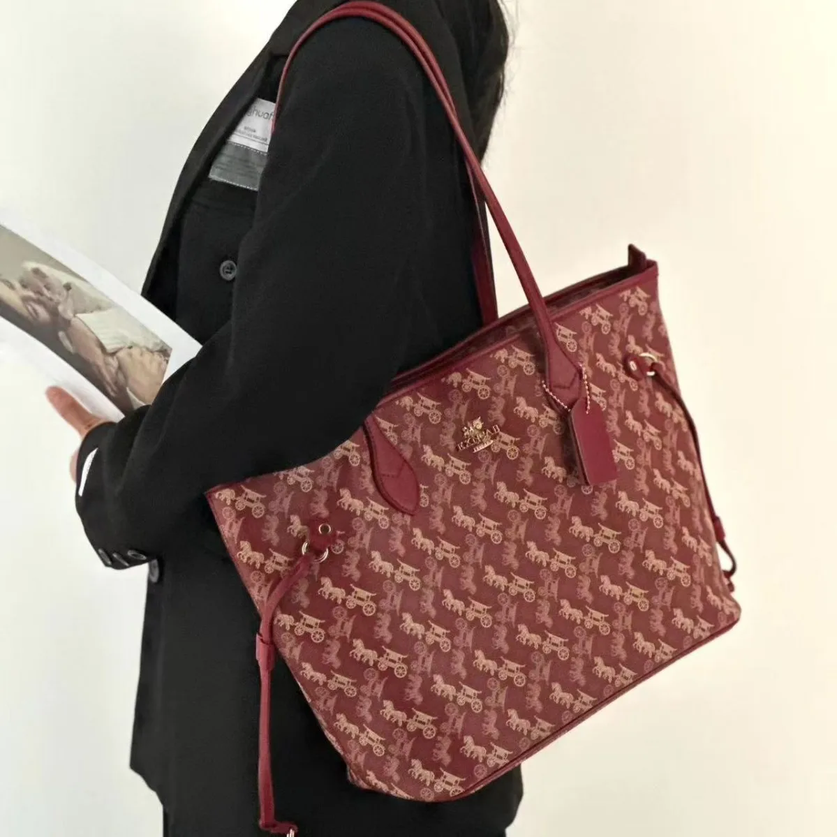 

Роскошные высококачественные сумки для подгузников большой вместимости для женщин, модная парижская сумка-мессенджер, простая сумка через плечо, стильная сумка-тоут.