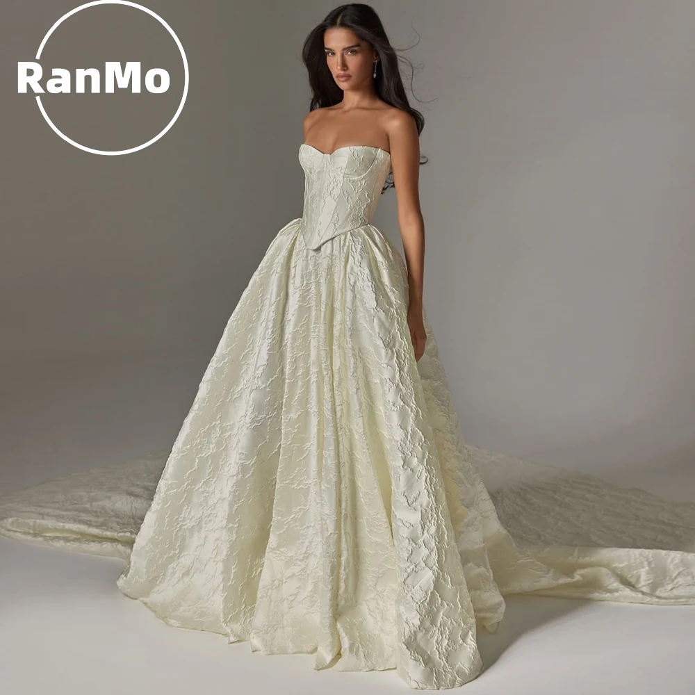 ชุดแต่งงาน Ranmo Sweetheart 2026 ทรงเอไลน์ ผ้าแจ็คการ์ดซาติน ชายกระโปรงยาวแบบกวาดพื้น แขนกุด ดีไซน์หรูหรา  ชุดเจ้าสาวแบบสั่งตัด
