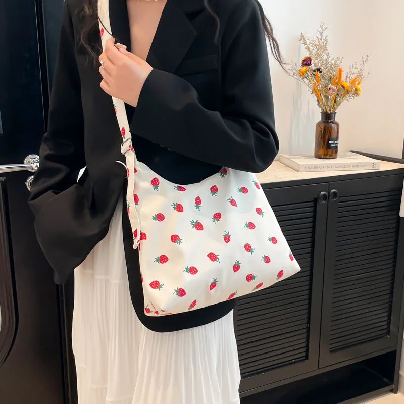 

Fashion Tote Bag Large Capacity Strawberry Dots Lightweight Hobo Handbag Woman Simple Casual Shoulder Purse Fashion Female Bags