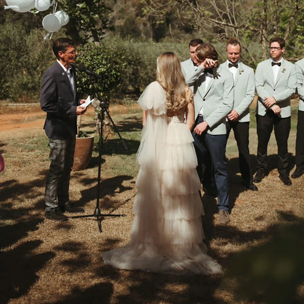 Vestido de novia de tul escalonado de un hombro personalizado, lentejuelas de ala de hombro, muslo alto dividido, línea A, vestidos de novia rústicos de talla grande