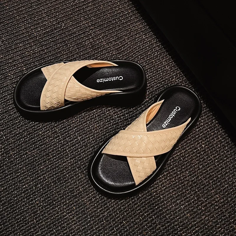 2025 verão couro tecer plataforma palavra chinelos dedo do pé redondo pull-on plana tamanho grande casual chinelos de praia