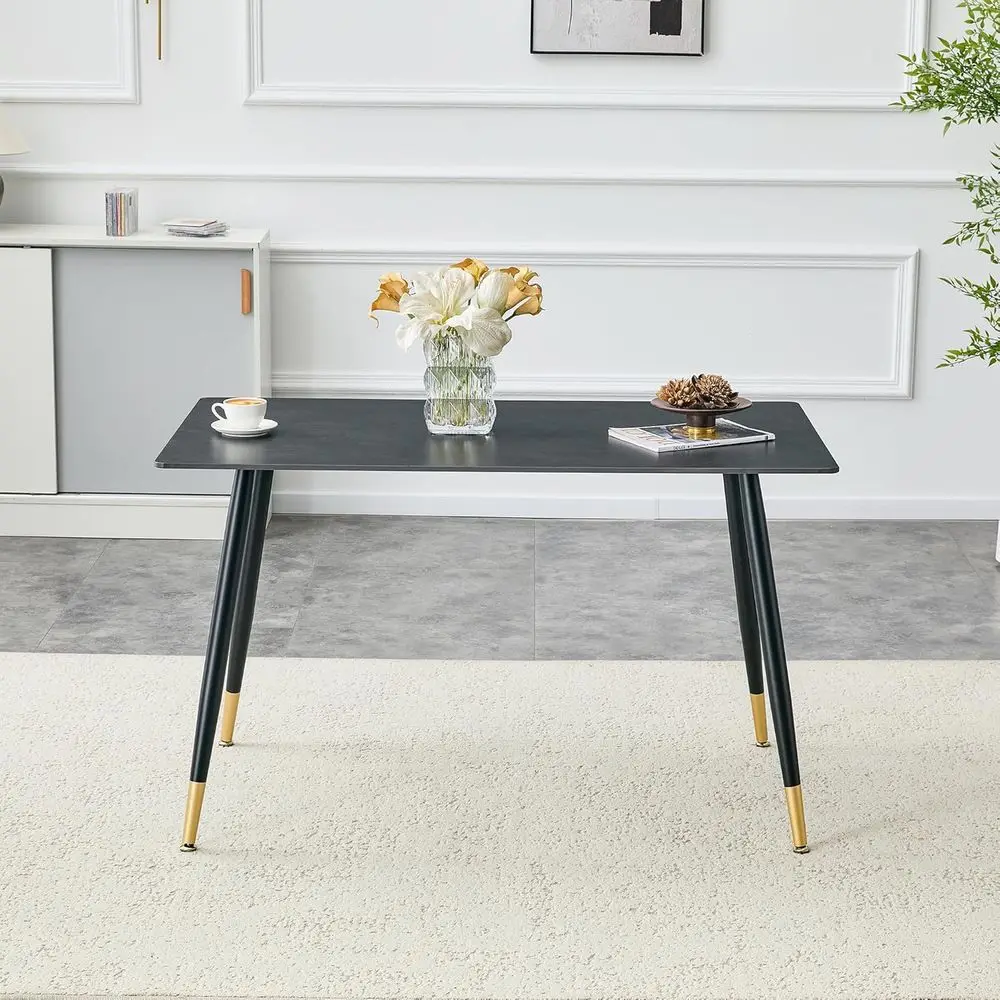 

Обеденный стол с черной мраморной столешницей и черными металлическими ножками для небольших помещений