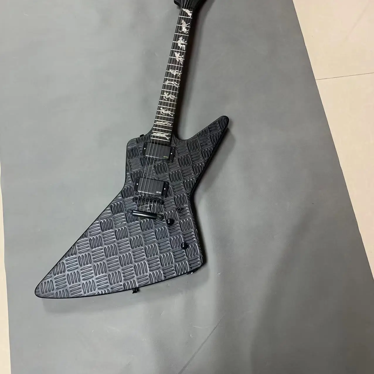 

High-end custom 6-string special-shaped electric guitar, body with anti-skateboard, fingerboard with werewolf, black accessories