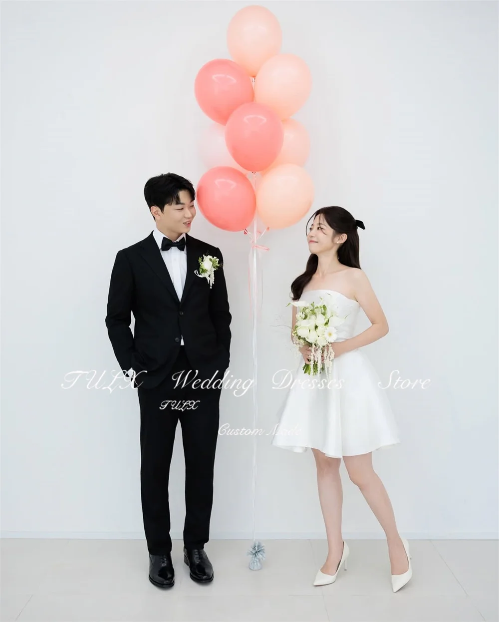 ชุดแต่งงานมินิแบบเรียบง่ายสีงาช้างผ้าซาตินสไตล์เกาหลีสำหรับถ่ายภาพ ชุดเจ้าสาวทรงเอแบบสั้นไร้สายรัดคอ  ชุดแต่งงานแบบคอร์เซ็ทสั่งตัดได้