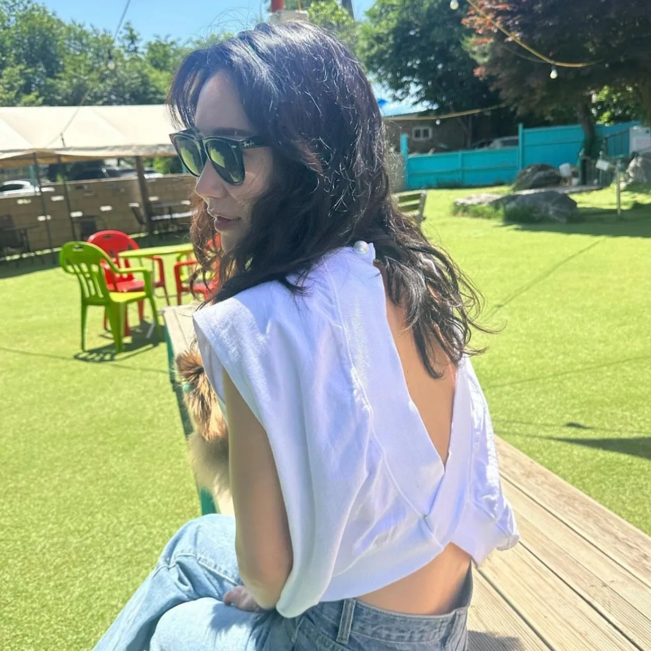 Elegant Chic Backless V-Shape Cross Metal Buckle Design Sleeveless Top Women's Summer Cotton T-Shirt Fashionable Minimalist S...