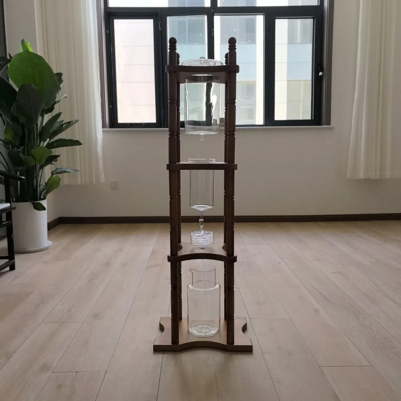 25 people with large ice drops, glass coffee maker, and coffee machine of the same type for commercial use.