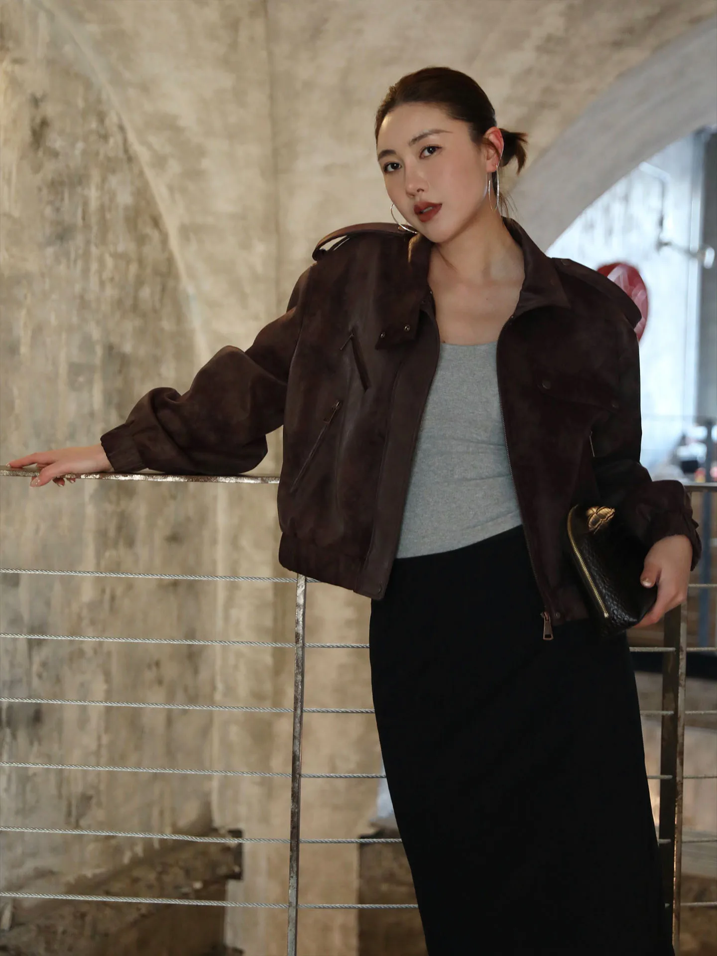 جاكيت نسائي بني بياقة عالية على طراز الدراجات النارية الكلاسيكية، موضة ربيع 2026 الجديدة، معطف أنيق وراقي