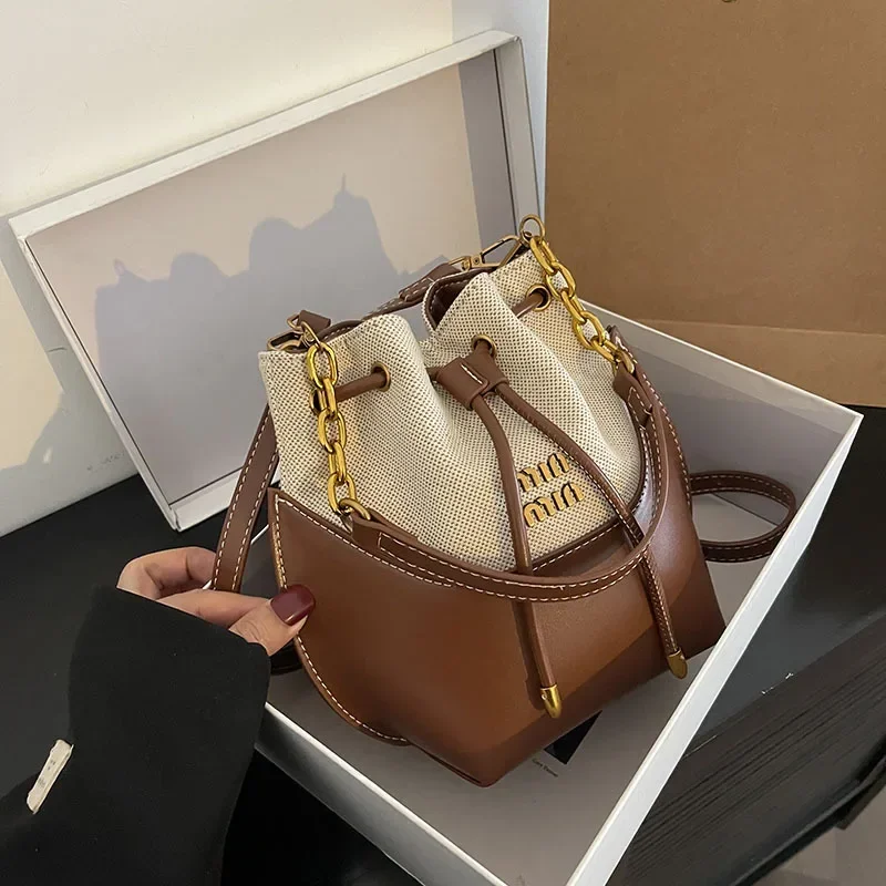 Girls Fashion Handbag Ladies Casual Shoulder Bag Niche Hundred Slant Cross Bag Large Capacity Bucket Bag Chain Decoration PU Fab