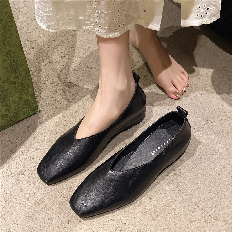 Damen-Ballerinas mit eckiger Zehenpartie, V-Ausschnitt, aus weichem Leder, zum Hineinschlüpfen, in Metallic-Gold- und Silberfarben, für das Büro. – Detail 3