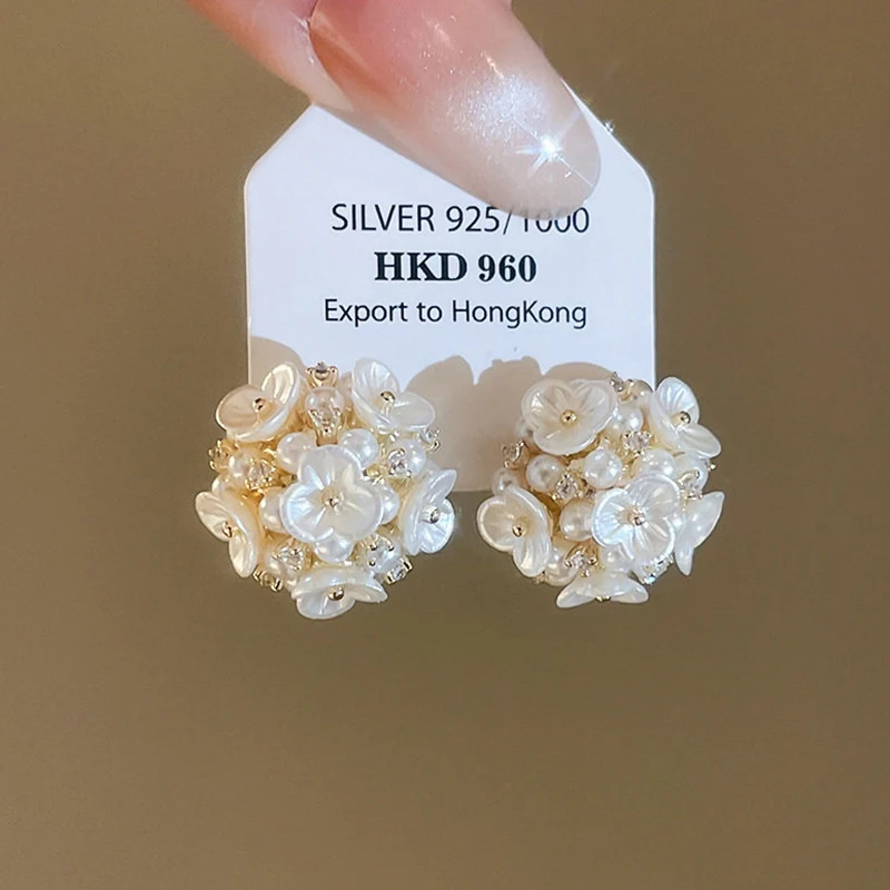 Französische Imitationsperlen-Ohrstecker mit Weißem Blumencluster 2026 Trendiger Schmuck Süßes und Elegantes Accessoire für Frauen – Detail 7
