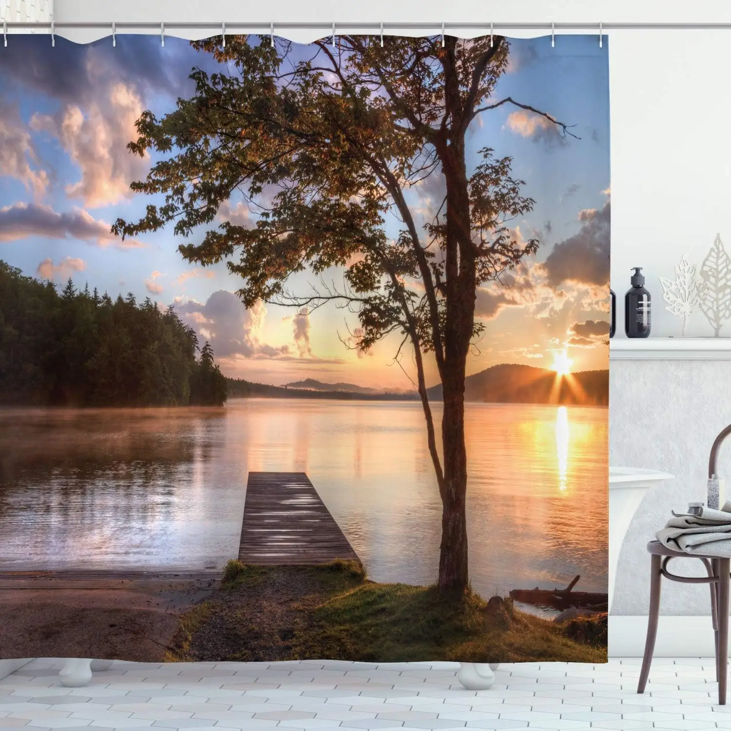 海景シャワーカーテン、夕日、湖の景色、木、桟橋、日光の反射、静寂、自然写真装飾、フック付き