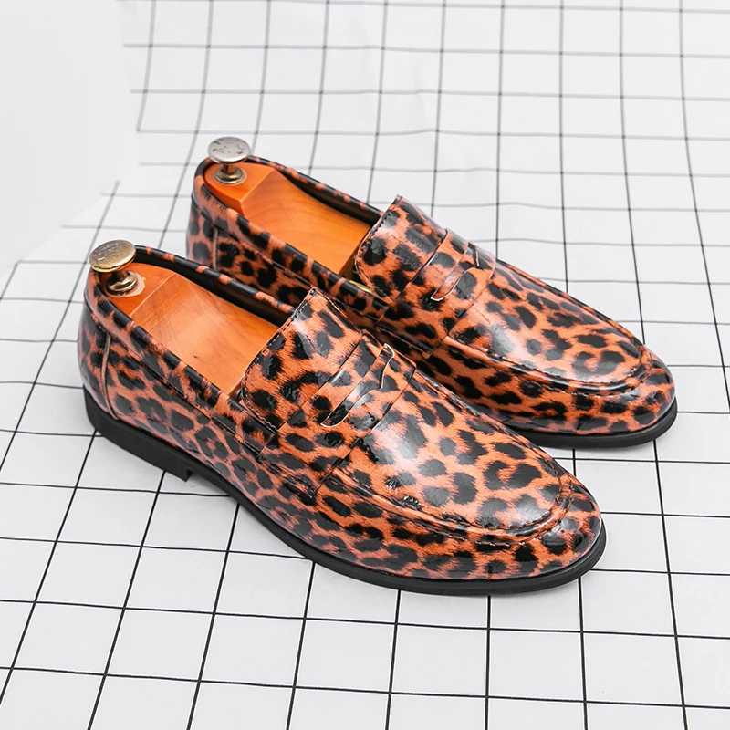 Bohnenschuhe mit Leopardenmuster, Slipper, Herrenschuhe auf einem Fuß