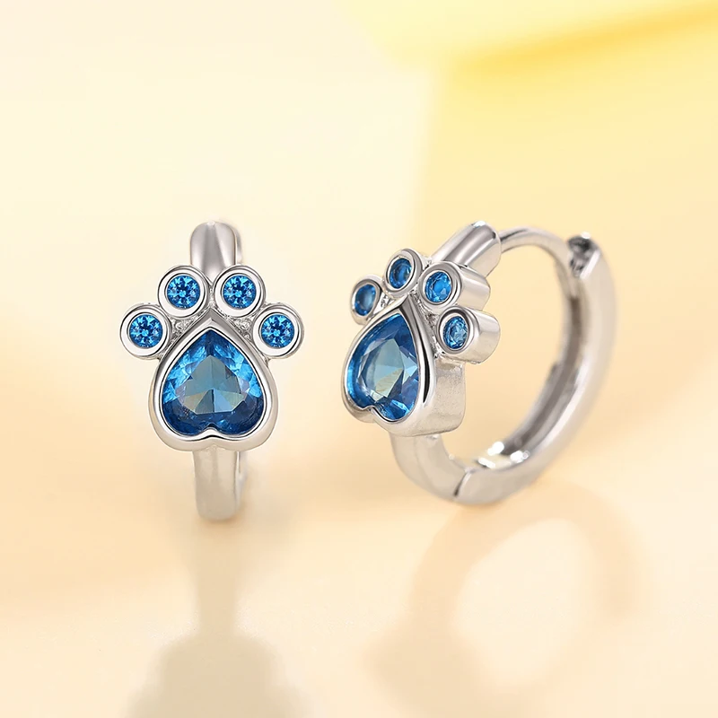 Huitan Chic kleine Creolen mit blauem Fußabdruck, zarte Alltags-Ohrringe, temperamentvoller, süßer Damenschmuck, ausgefallenes Geschenk