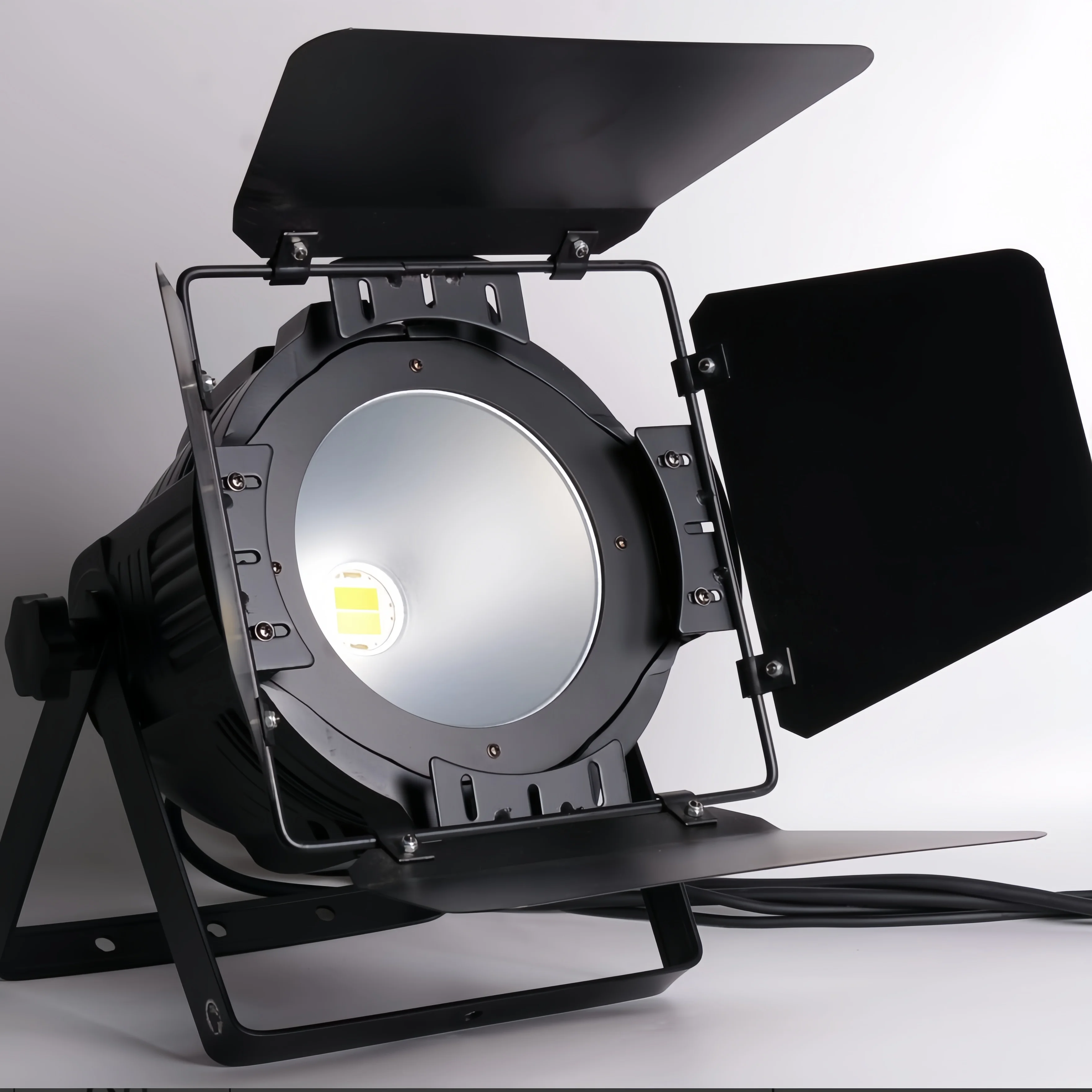 

BOTAI 200W COB Cool White + Warm White Led Par Light With Bandoor