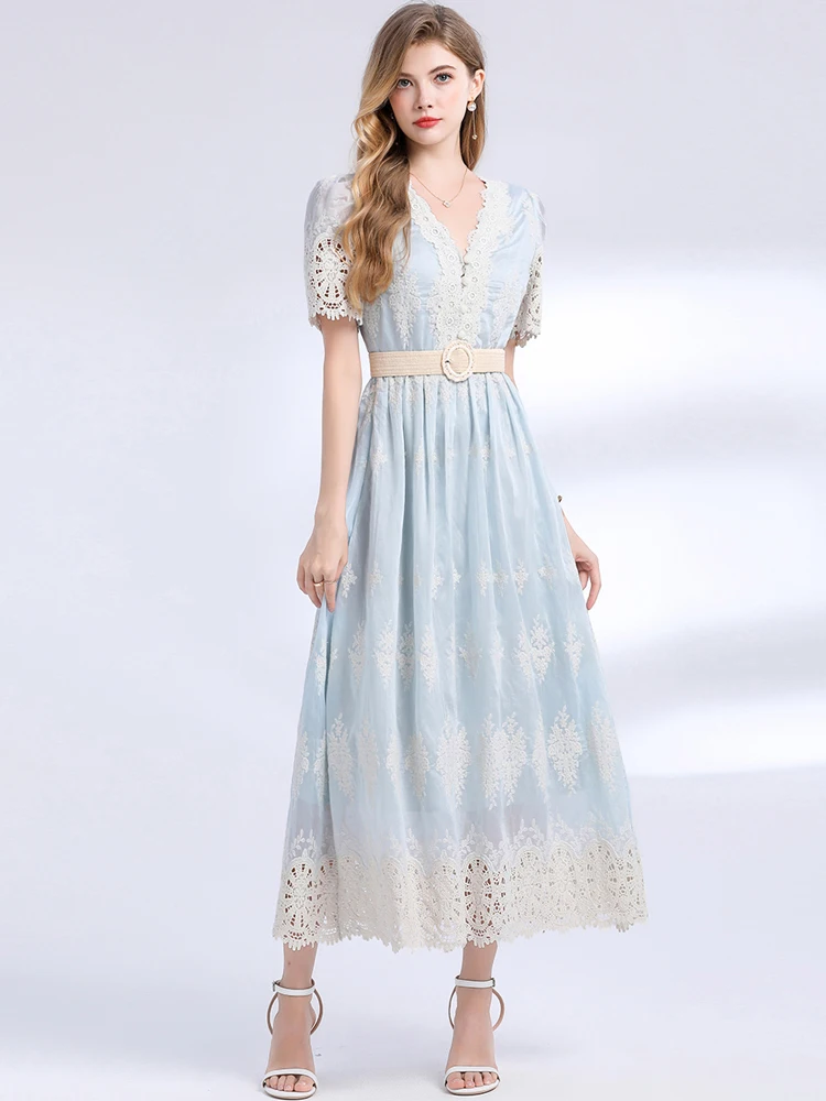 Elegancka sukienka maxi z dekoltem w serek i krótkim rękawem, dopasowana, damska, luksusowa, koronkowa, haftowana, z wycięciami, w stylu vintage, INKEO 5D203, lato 2025.
