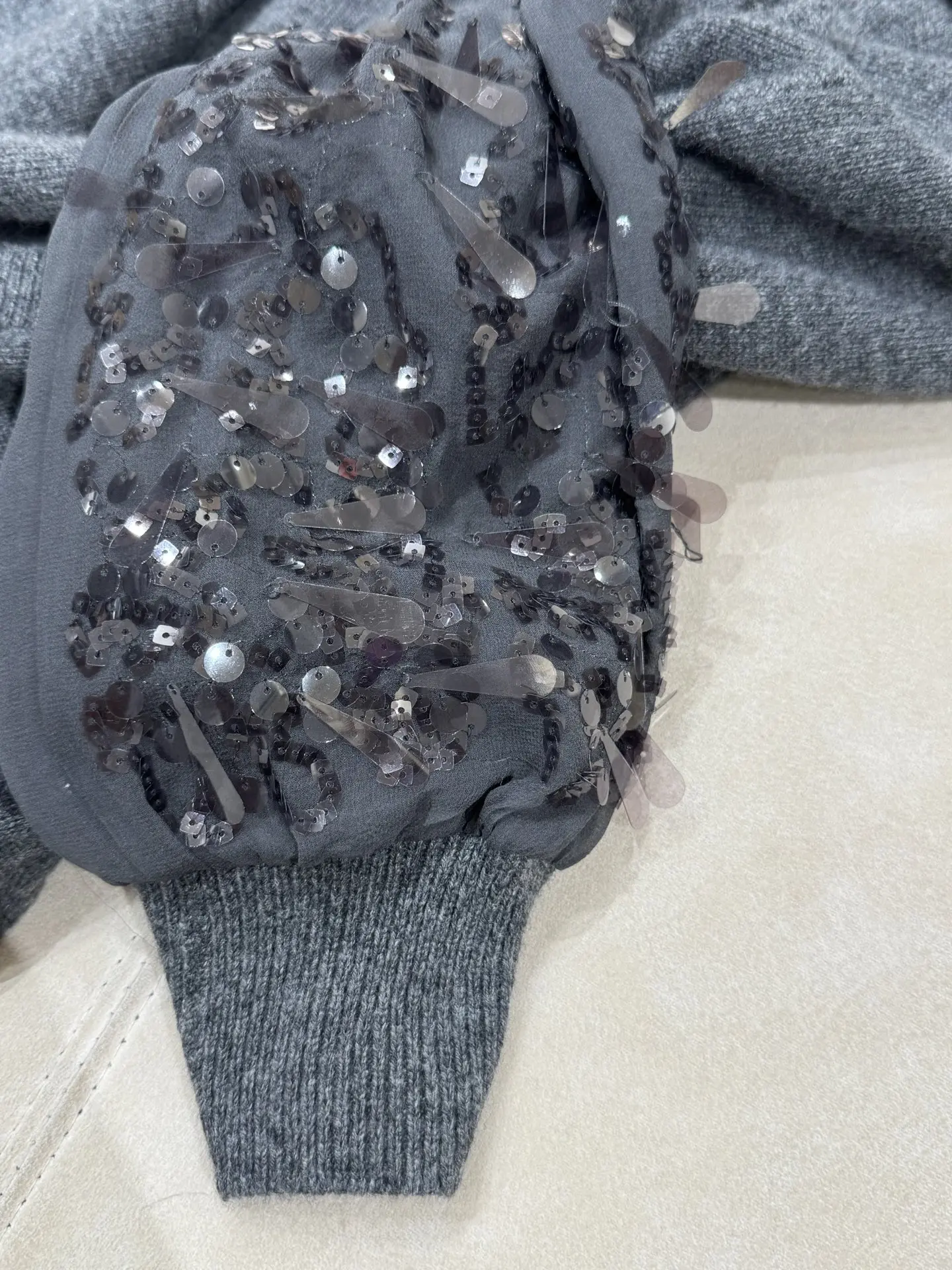 Новый осенне-зимний женский высококачественный кашемировый вязаный кардиган с шелковыми рукавами с пайетками, модный и универсальный