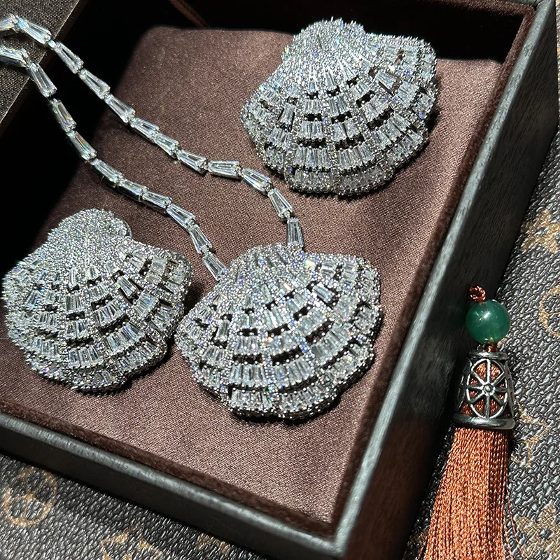 

Персонализированный набор: роскошные серьги и колье с ракушками и бриллиантами