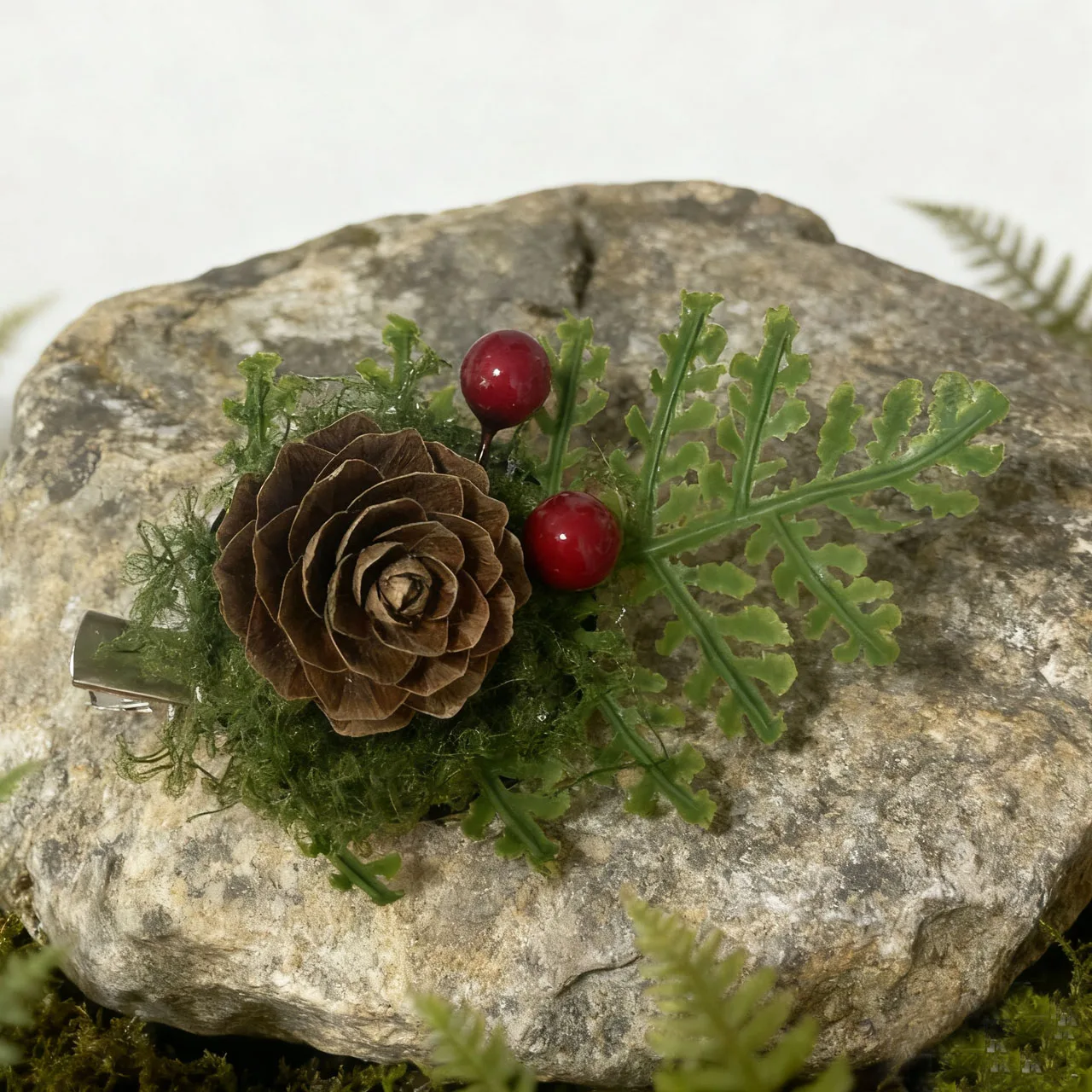 Fermaglio per capelli e spilla Woodland Fairy Pinecone 2 in 1, fermaglio in stile foresta rustica con bacche rosse e foglie verdi