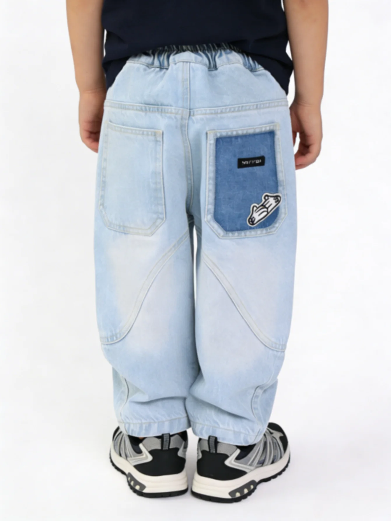 

Детские джинсы для мальчиков, светло-голубые, с пэчворком и мультяшной вышивкой, свободного кроя, с эластичным поясом, повседневные брюки, новинка 2026 года