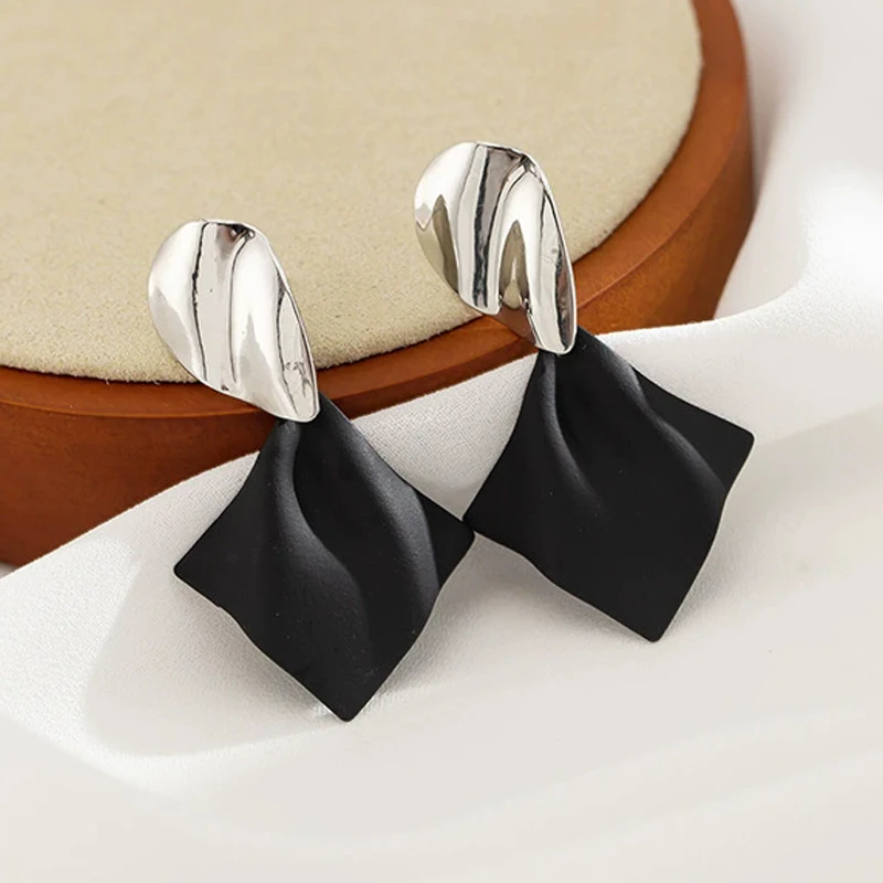 Black Waveing Rhombus Drop Earrings for Women Silver Color Water Droplet Dangle Earrings Trendy Personality Geometry Jewelry