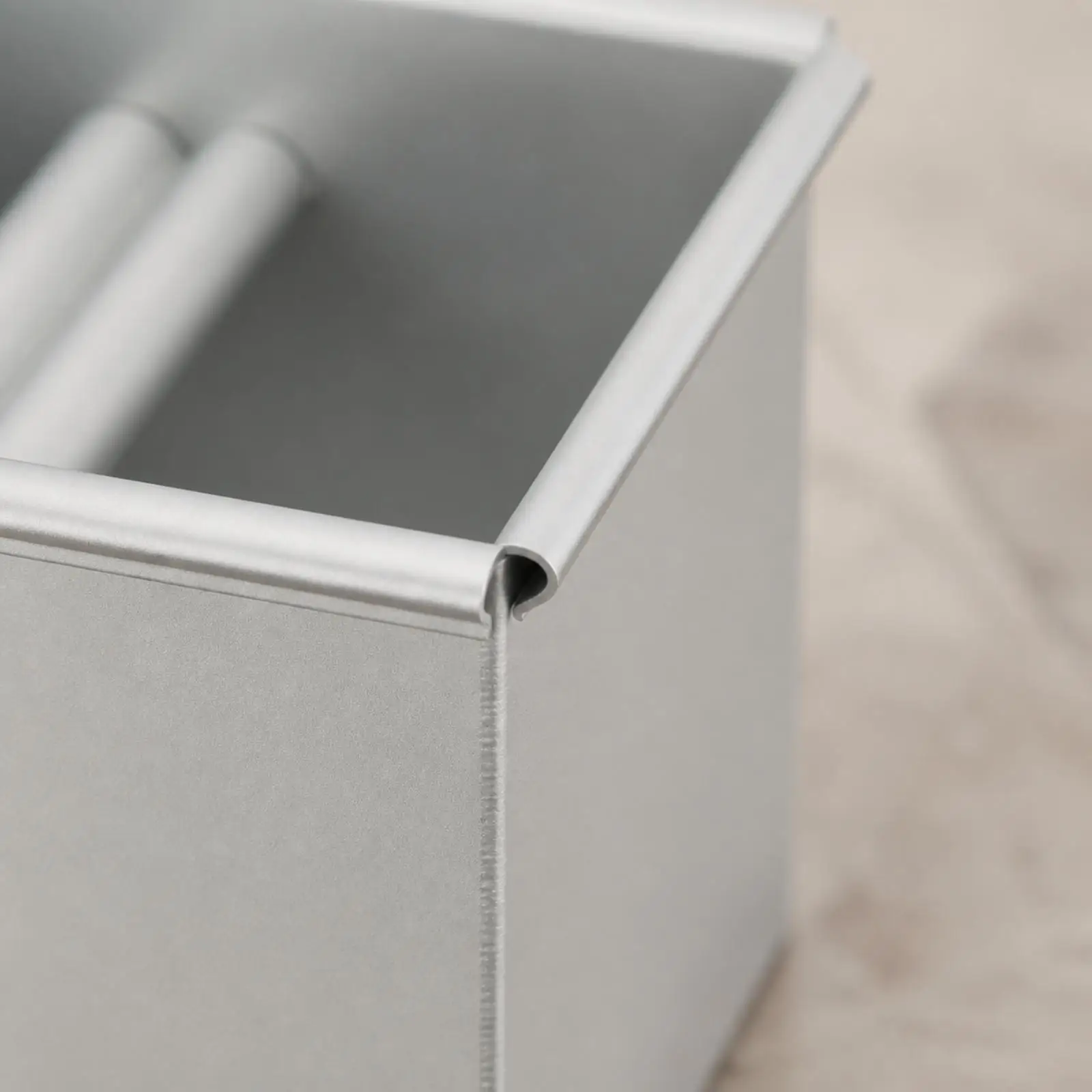 Aluminum Alloy Cake Pan Smooth Surface Anodized Aluminum Oven Bakeware High Temperature Resistant Oven Bakeware with Lid for