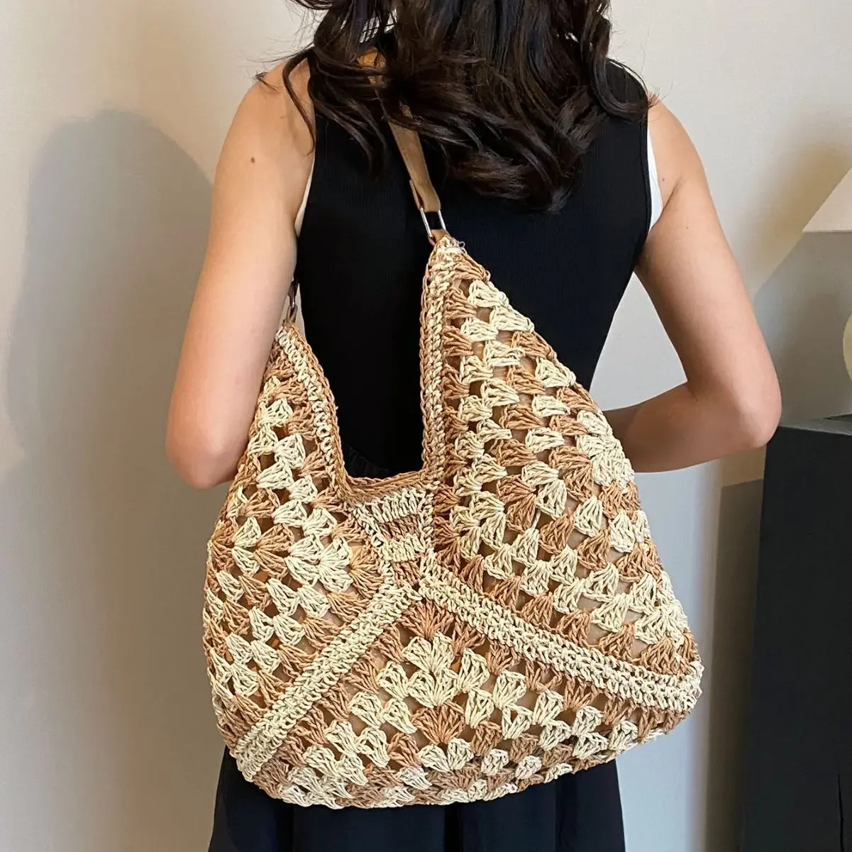 Commuter Large-capacity Straw Shoulder Bag Women's 2024 New Popular Knitted Hollow Handbag Fashion Shoulder Bucket Bag