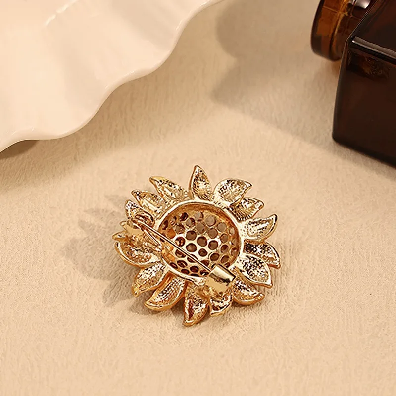 a Niche High-end Sunflower Bee Studded Diamond Brooch Adds a Romantic Atmosphere to The Design Lighting Up Sunny Outfits