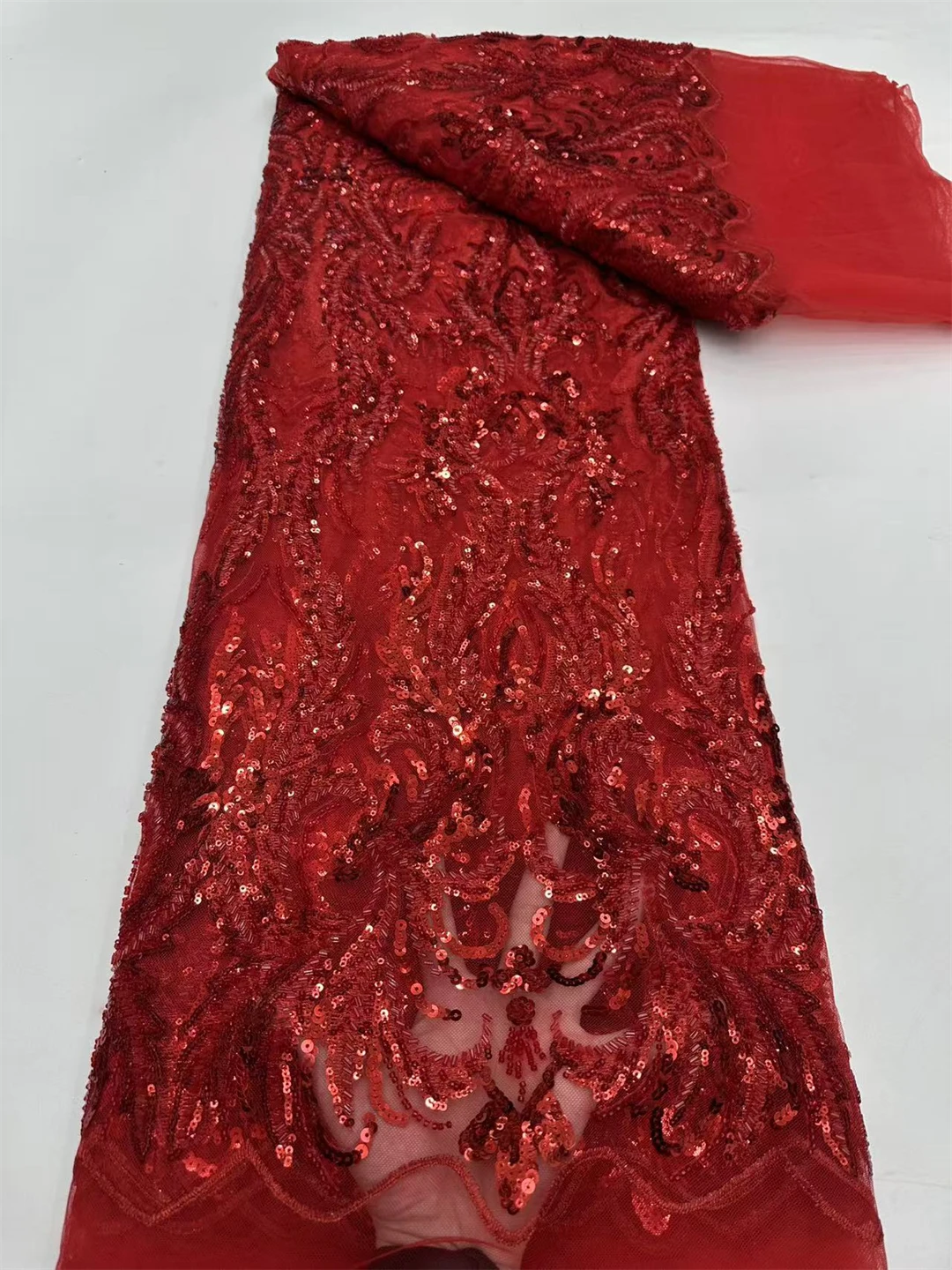 Tessuto di pizzo ricamato con paillettes e perline di lusso, tulle glitterato glamour per abiti da cerimonia nuziale personalizzati