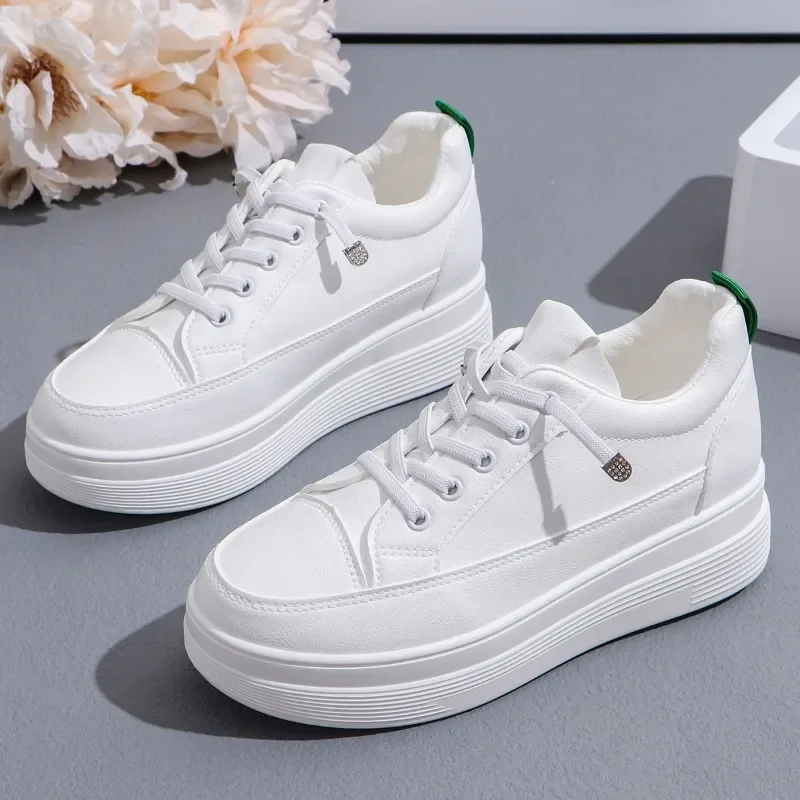 Zapatos planos transpirables de verano para mujer, zapatillas deportivas informales de goma ligeras, versátiles, color blanco, novedad de 2024