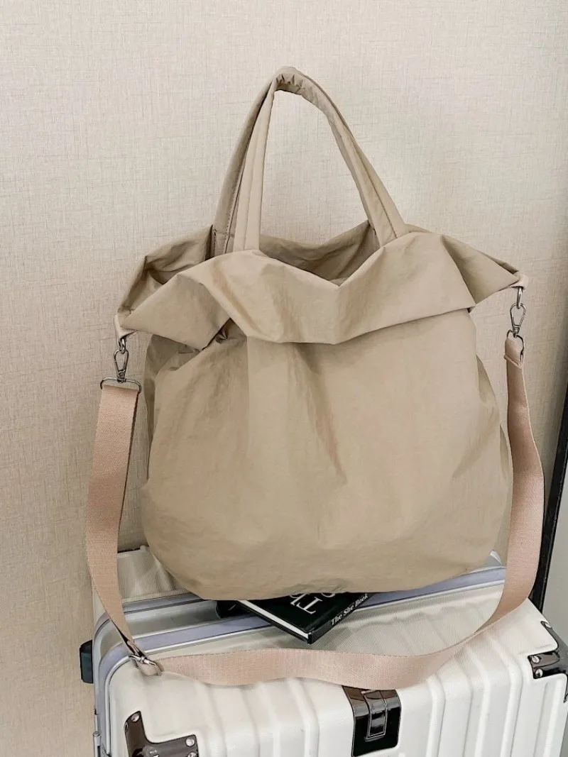 CEEKAY Mattschwarze, gekräuselte Nylon-Umhängetasche, übergroße, weiche Umhängetasche mit einfacher Überschlagöffnung, breiter, verstellbarer Stoffriemen, lässige Handtasche – Detail 28