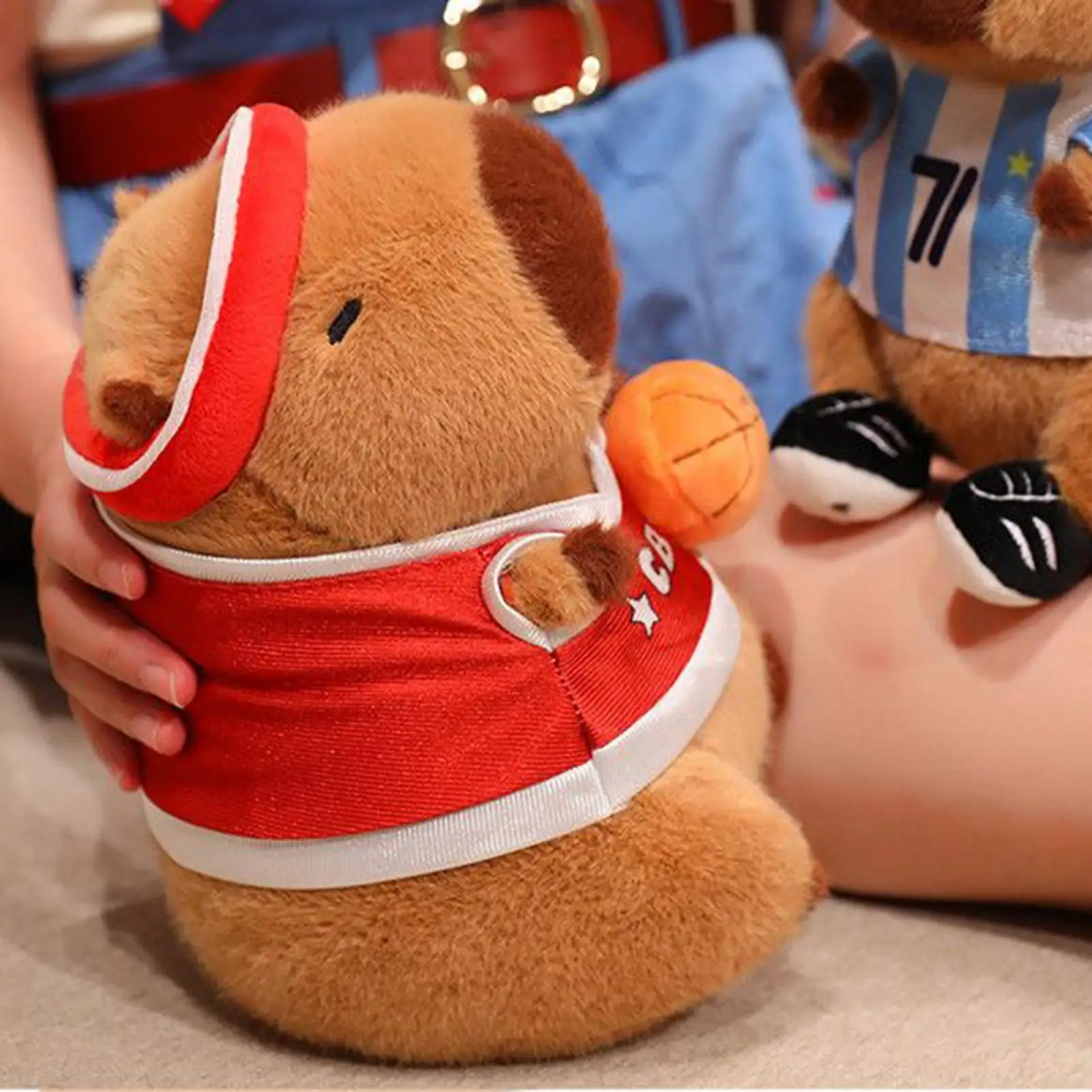 

Милая плюшевая игрушка-капибара, портативная мягкая мультяшная кукла в баскетбольной форме, подарок для студентов, украшение для школьной сумки