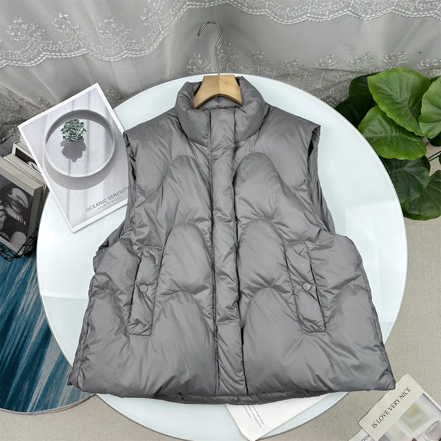 

Серия Poetry 2025: Новая зимняя коллекция – Модный повседневный серый пуховый жилет без рукавов с воротником-стойкой, приталенный, для города