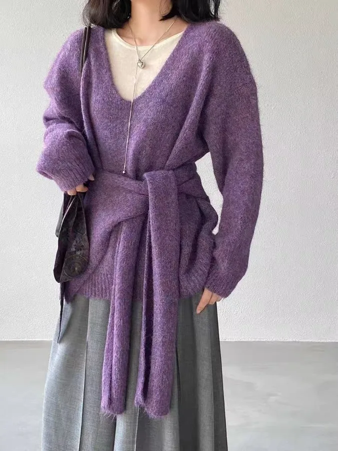 Miękki, przytulny sweter damski z dzianiny, luźny dekolt w serek, długi rękaw, jednolity kolor, modny, uniwersalny, jesienno-zimowy, narzutka na ramię.