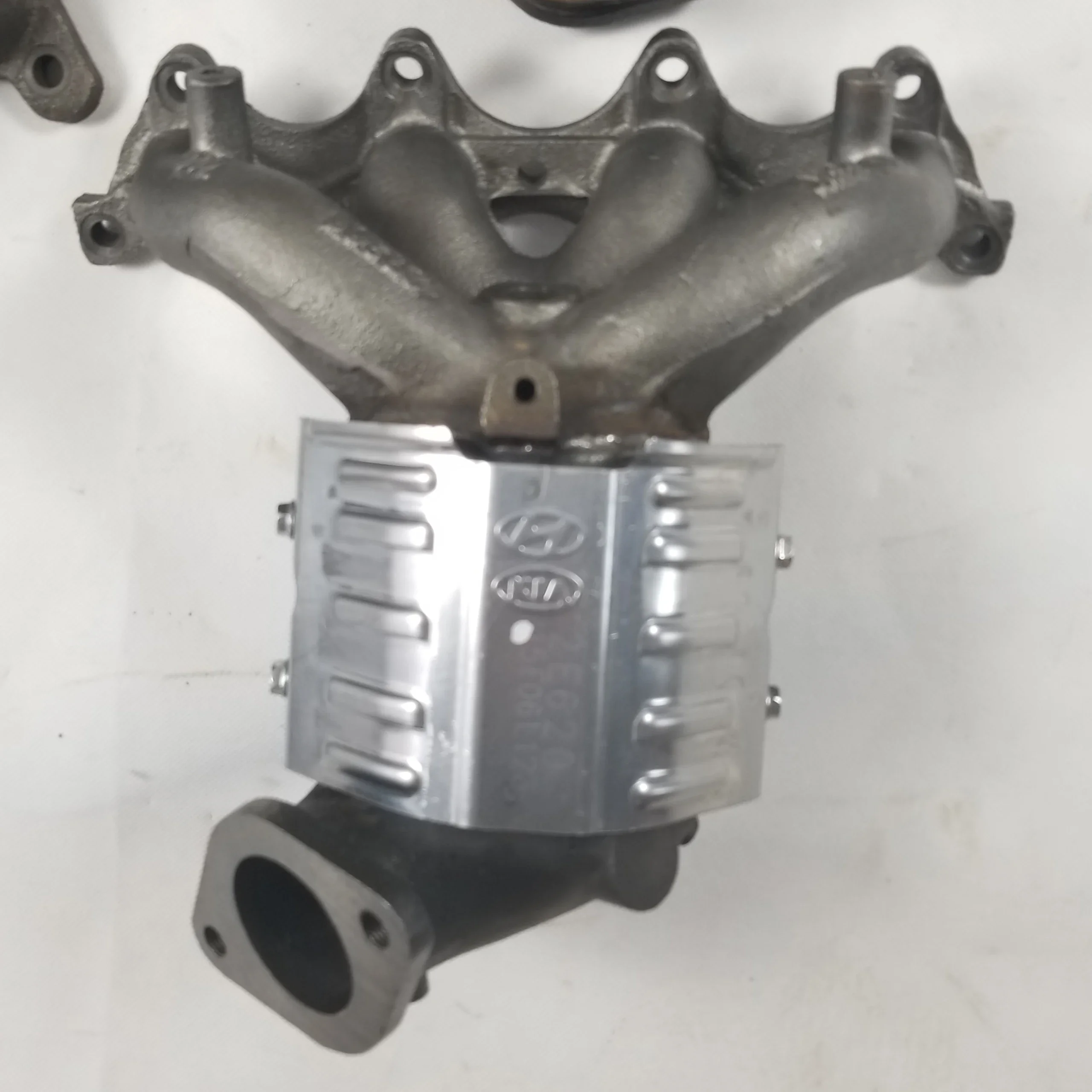Factory Price Engine Auto parts Catalyst Converter Exhaust Manifold Catalytic Converter For Kia K2 K3 1.6 Exhaust Catalyst