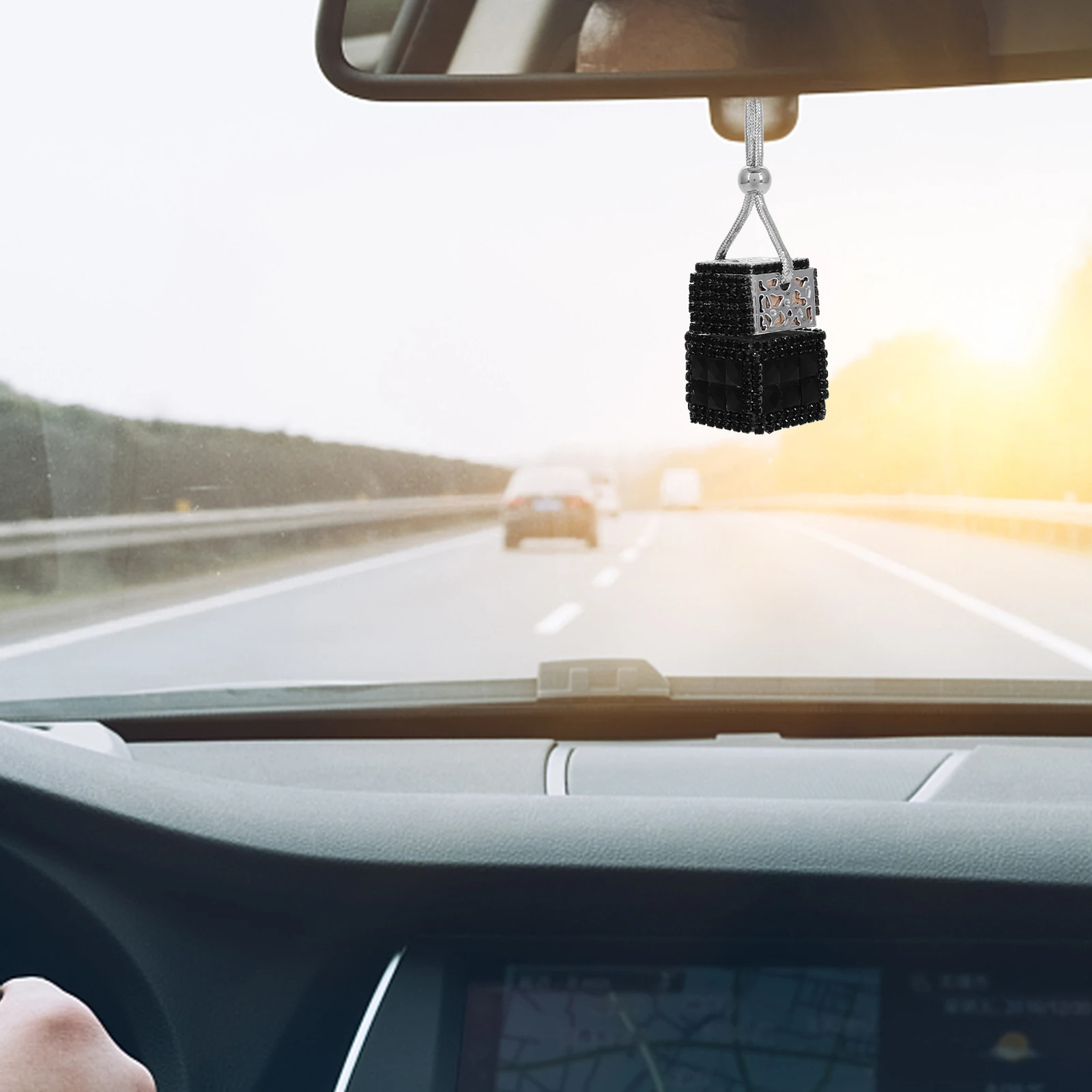

Car Perfume Diffuser Pendant Refillable Hanging Bottle Crystal Studded Universal Rearview Mirror Luxury Auto Interior Pendant